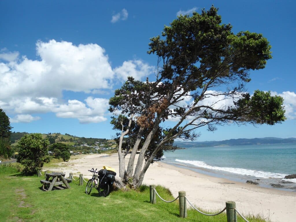 Götz Nitsche Bonusland Neuseeland Strand mit Fahrrad