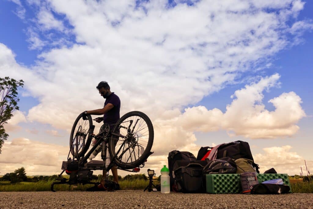 Marie und Asad mit Fahrrädern an der iranischen Grenze Freiradeln Panne Fahrrad